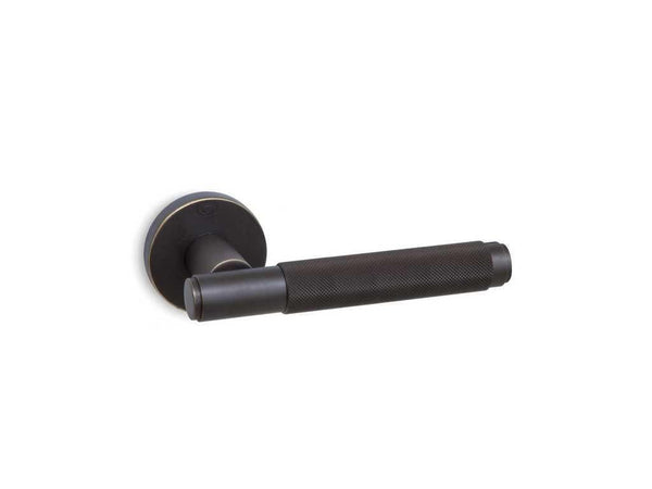 זוג ידיות לדלת 1745 + כפתור תפוס פנוי - גימור Gun Metal | נ-19,34,23,22,21,20,1,9